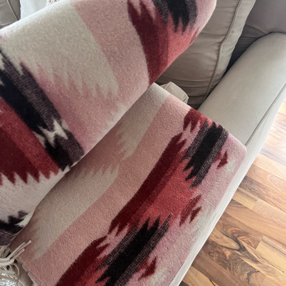 ANUPAYA recycled wool blankets pink motif Canadian made - Picture 5 of 5